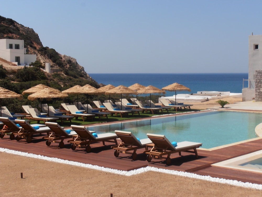 GOLDEN MILOS BEACH 8/51
