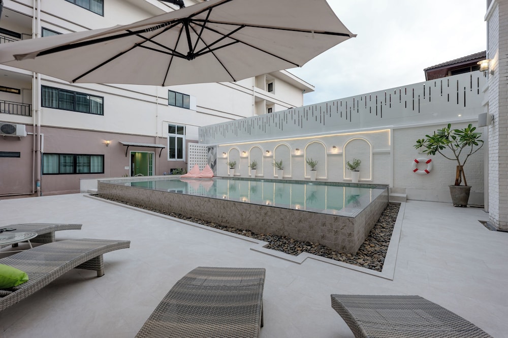 De Hug Hotel & Residence 65/68