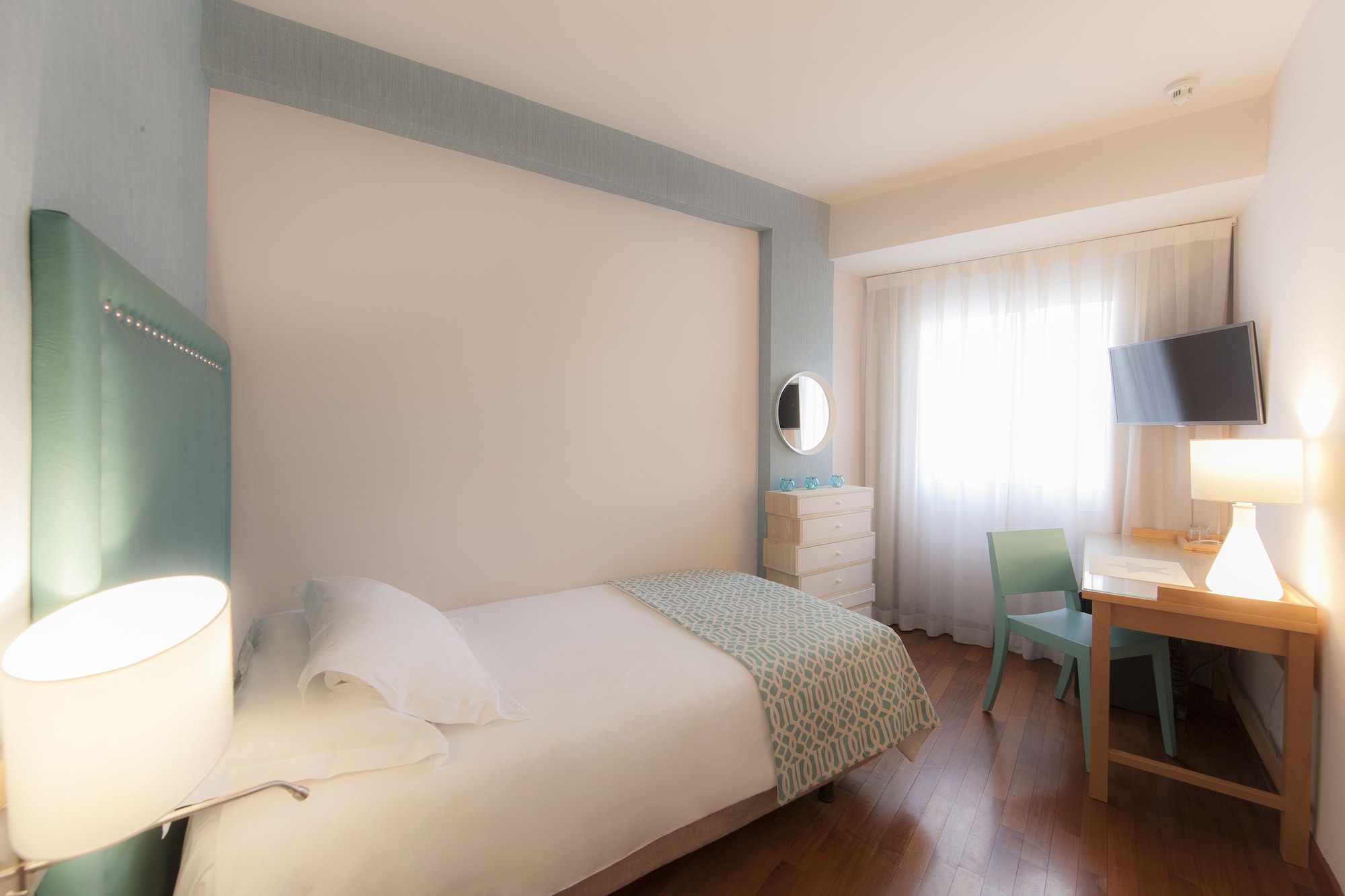 ROOM, SINGLE
