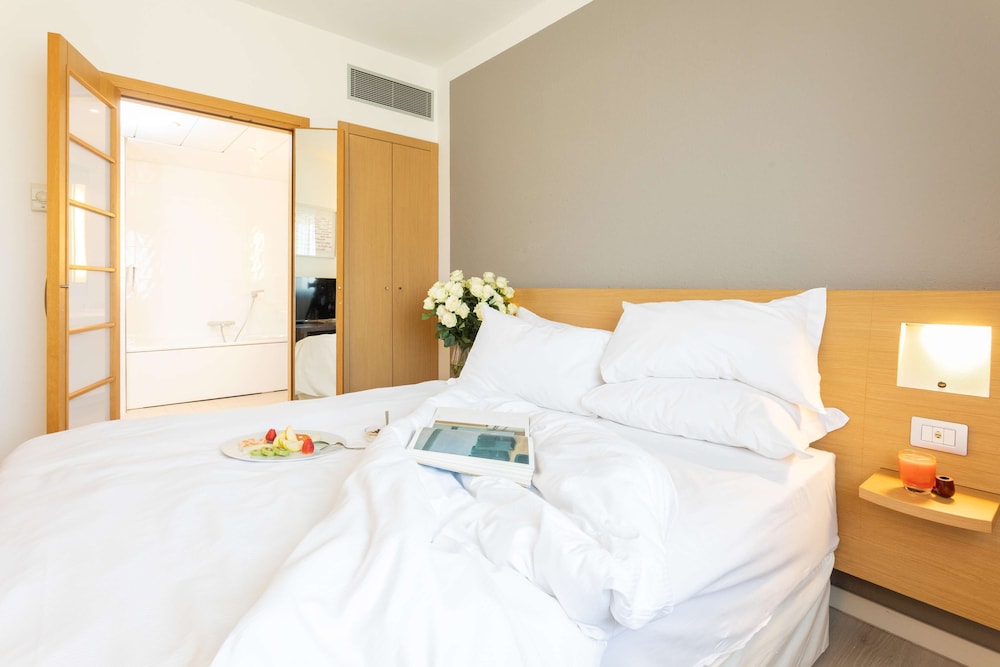 Living Place Hotel 11/105