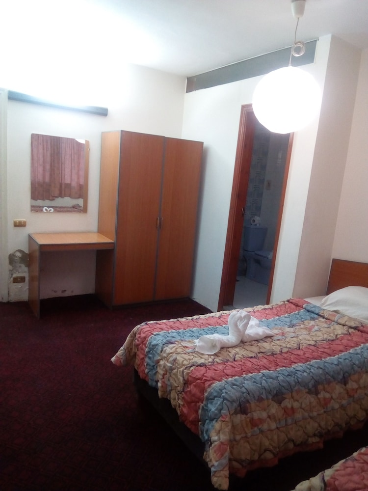 Invitation Hotel 18/40