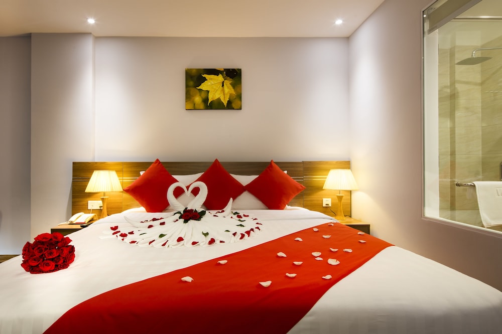 DELUXE, DOUBLE OR TWIN BED, CITY VIEW
