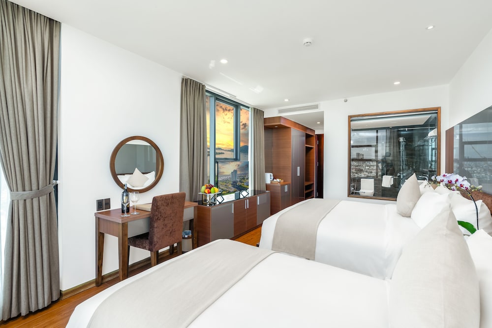غرفة بريميوم ثلاثية بانورامية بسرير كينج وسرير فردي بإطلالة، Alansea Danang Hotel 4/5