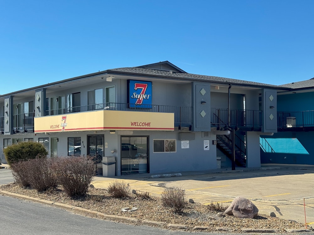 Super 7 Motel 2/22