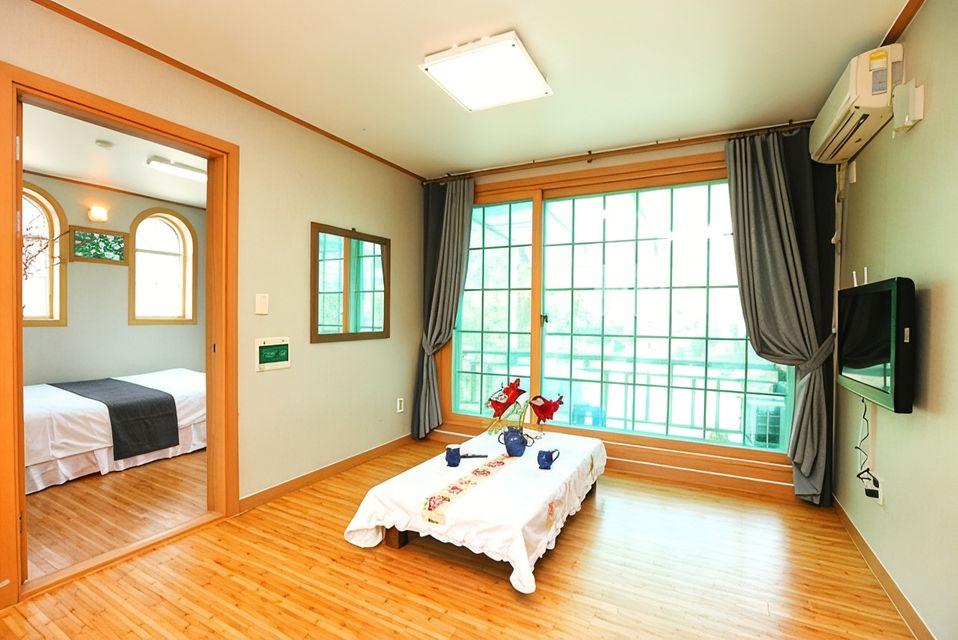 Gyeongju Lakeside Waltz Pension 6/22