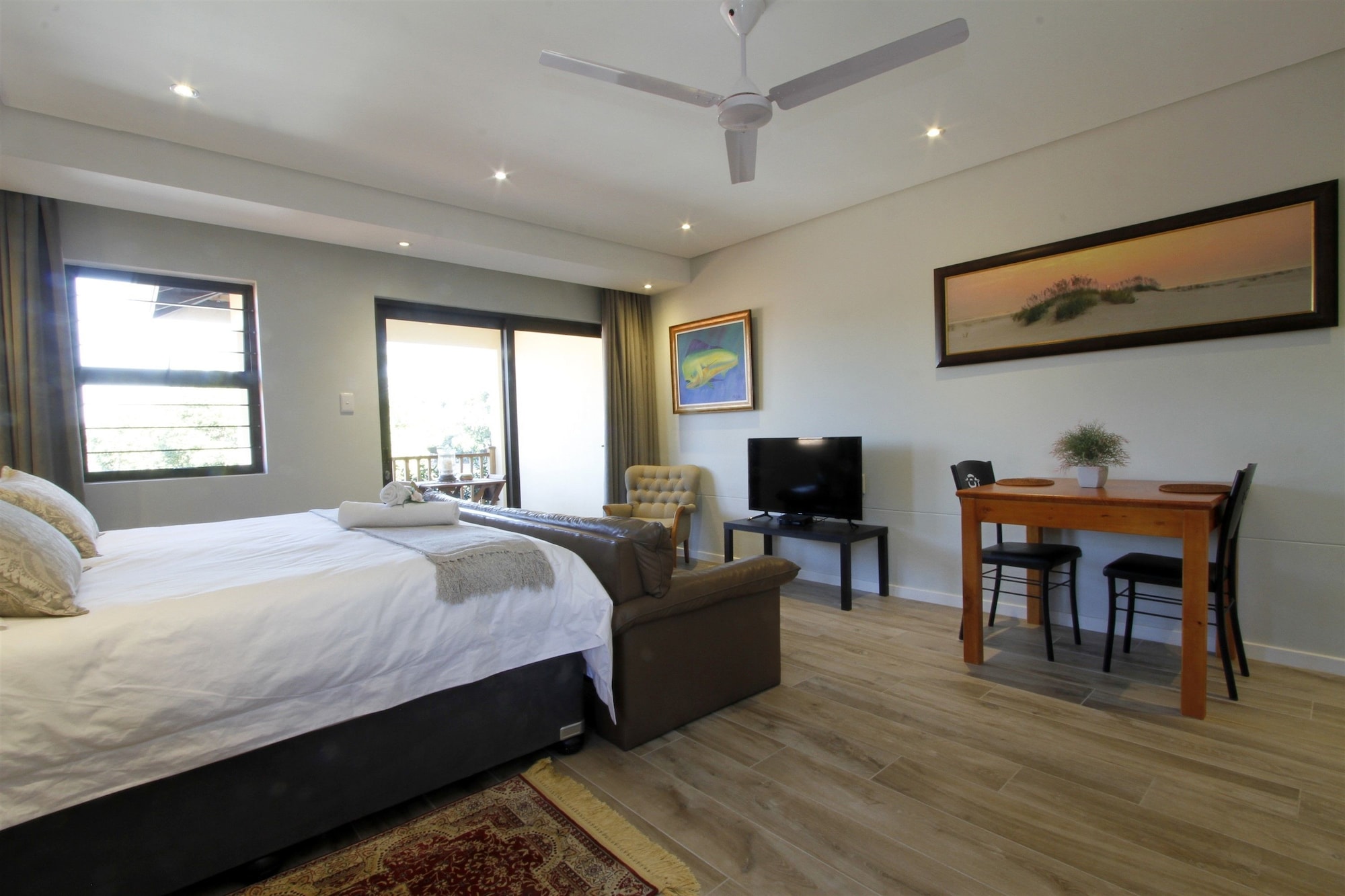 PREMIER, STUDIO, SUITE, KING BED, SOFA, KITCHENETTE