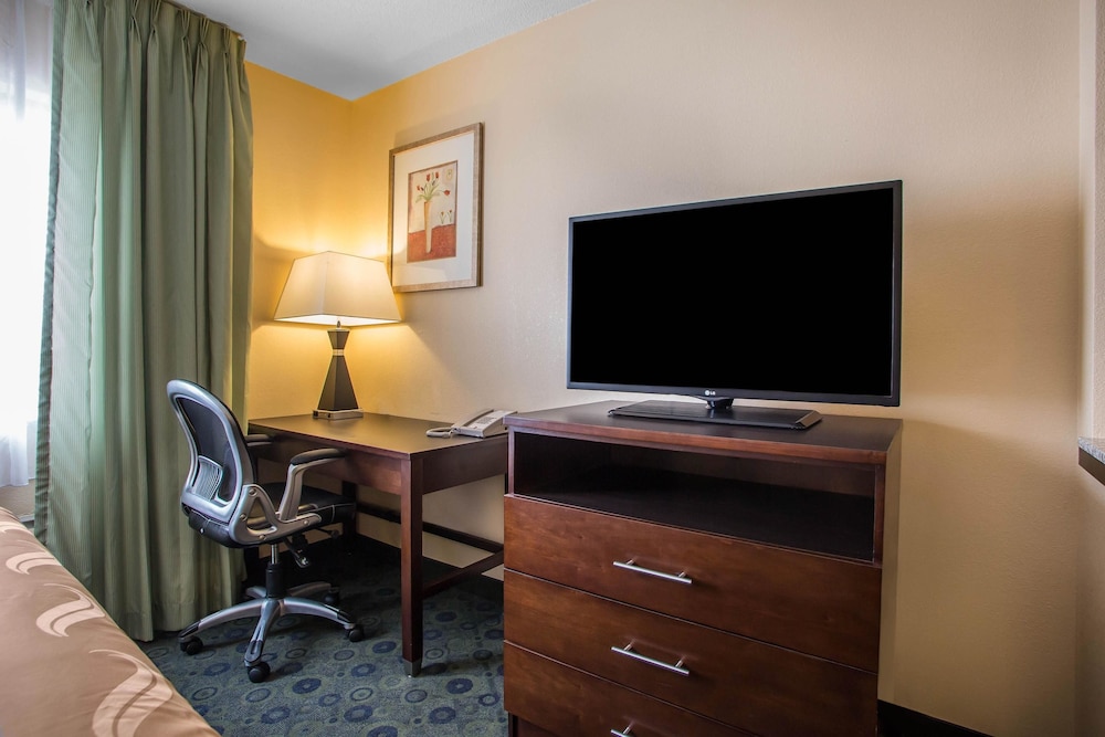 Quality Inn & Suites Bloomington I-55 and I-74 33/39