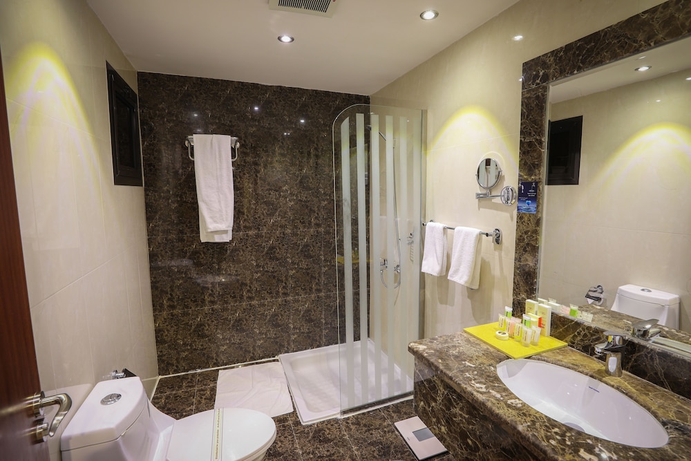 فندق ميرال كراون(Meral Crown Hotel) 60/62