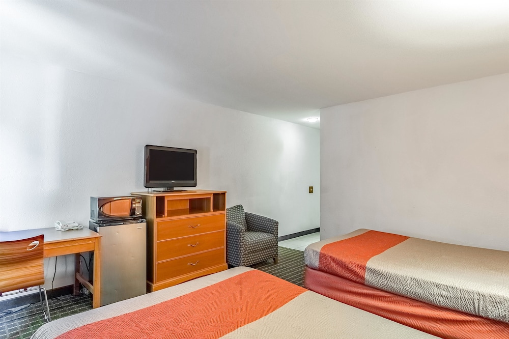Motel6 Grand Rapids, MI - Northeast 35/49