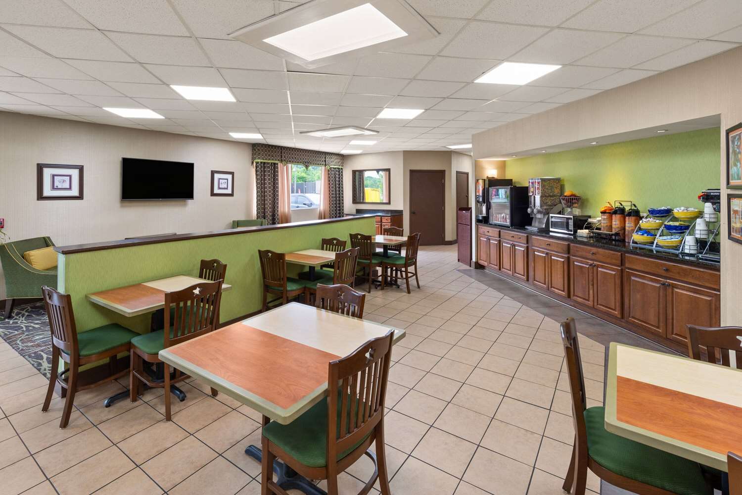 Days Inn by Wyndham Knoxville East 24/31