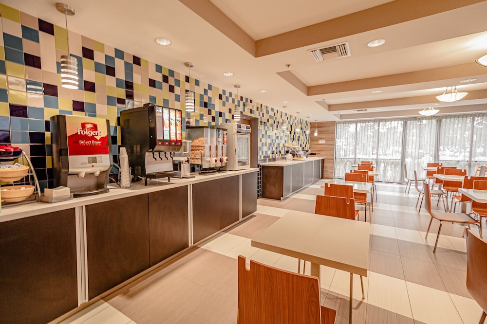 Days Inn Suites By Wyndham Fort Myers Near Jetblue Park 34/43