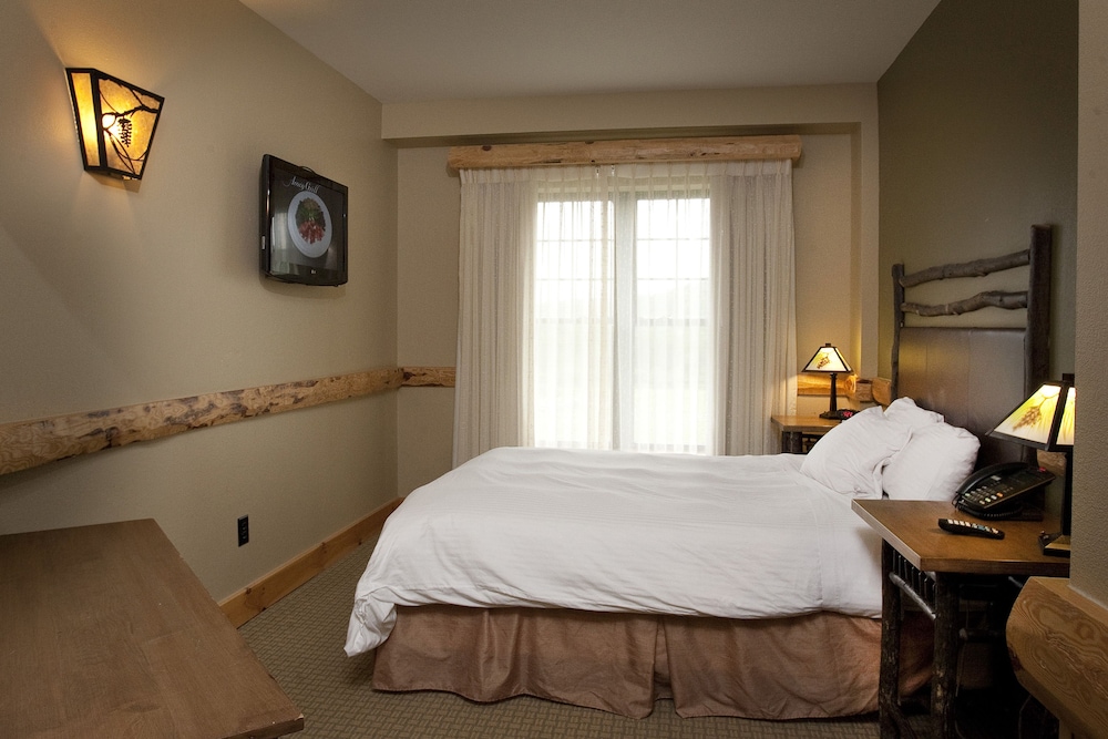 River, Rock, Suite, 1 Queen and 2 Murphy Beds, 2 Queen Beds, 2 Sofa