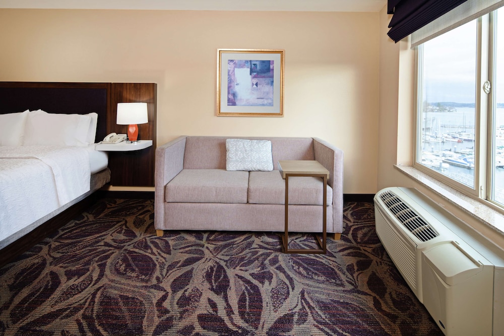 Hampton Inn Suites Bremerton 13/57