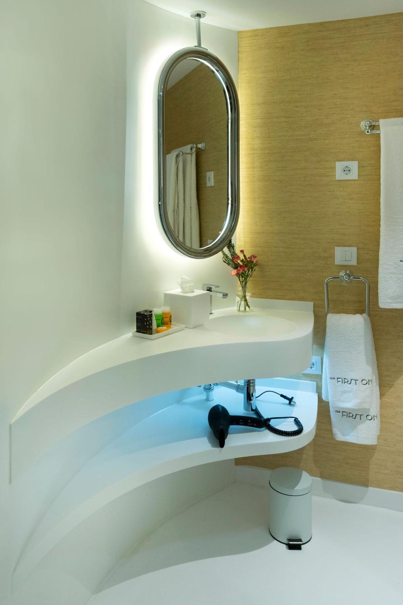 غرفة بريميوم بسرير مزدوج بإطلالة على المدينة، Casa Verbena Madrid, Outset Collection by Hilton 3/4