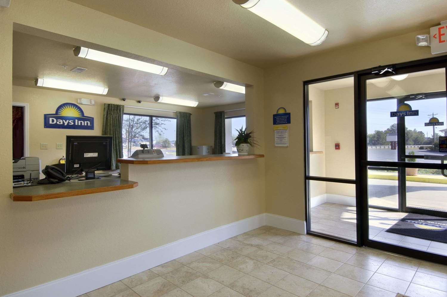 Days Inn by Wyndham Centre 1/3