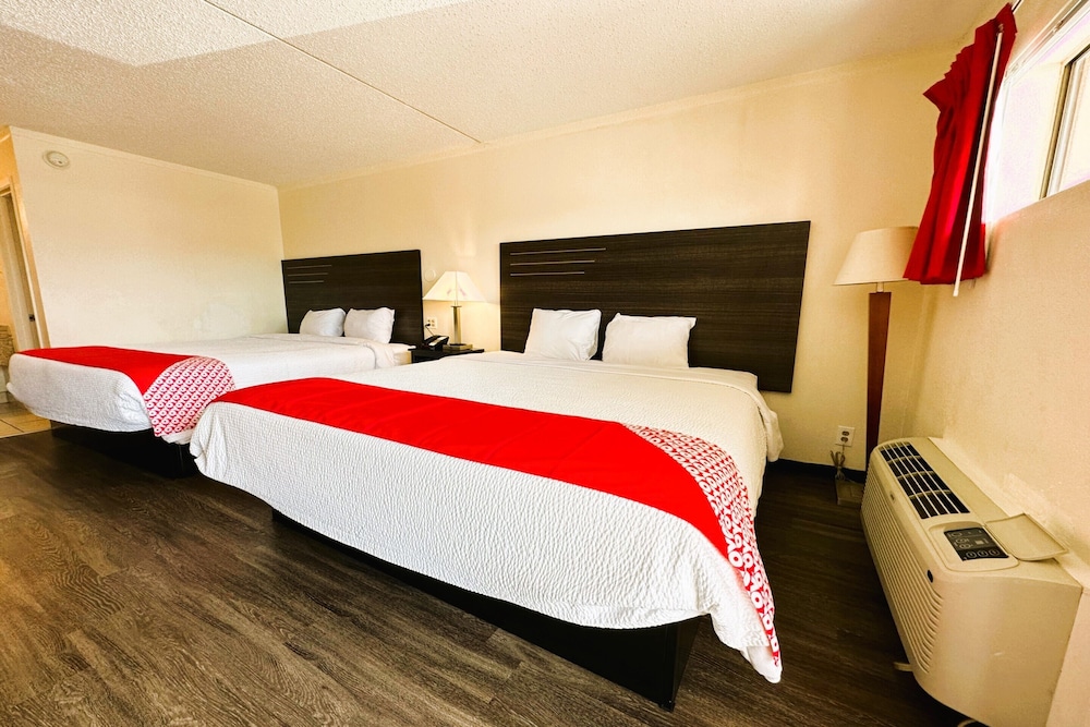 Oyo Hotel San Antonio Lackland AFB/Seaworld Hwy 90 W 16/52