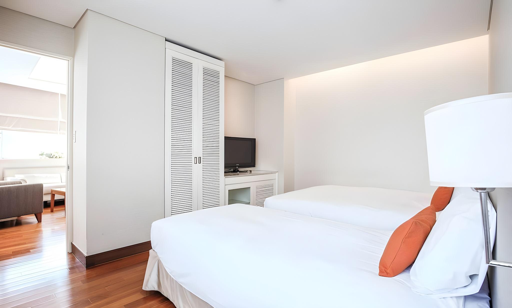 White, Suite