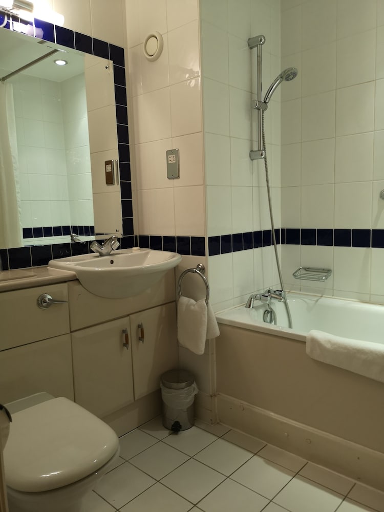 Tudor Lodge Hotel 40/45