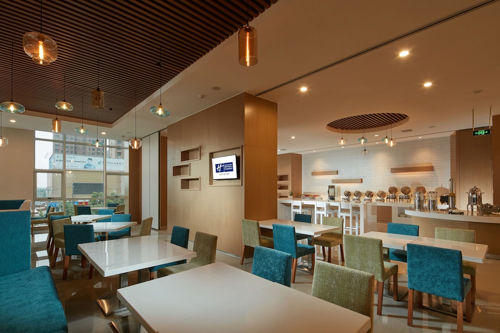HOLIDAY INN EXPRESS LUOYANG YICHUAN 45/56