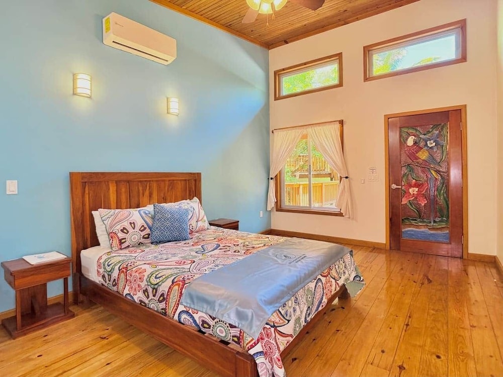 CLASSIC, CABIN, QUEEN BED, GARDEN VIEW