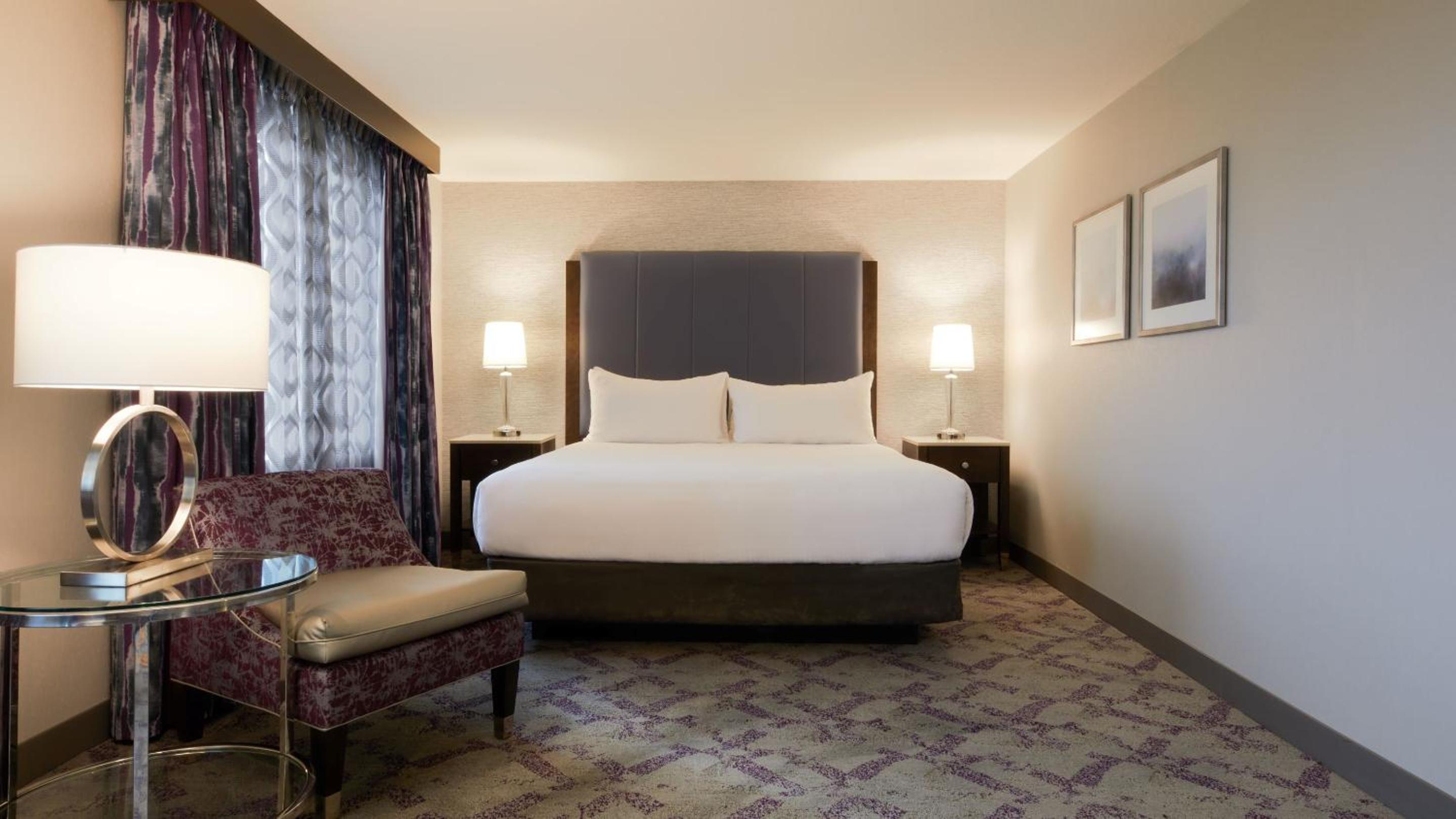 SILVER LEGACY, JUNIOR SUITE, KING BED