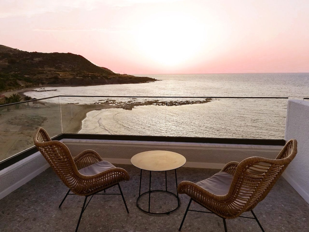 E.J Pyrgos Bay Hotel 38/41