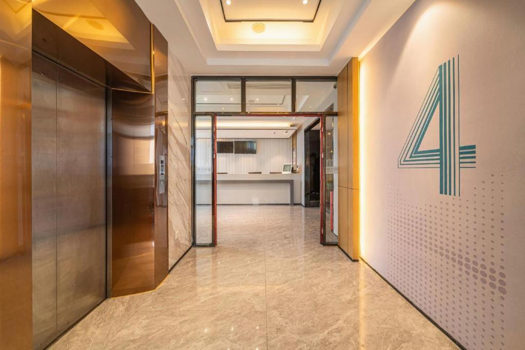 City Comfort Inn (Guangzhou Tiyu West Road Metro Station) 33/48
