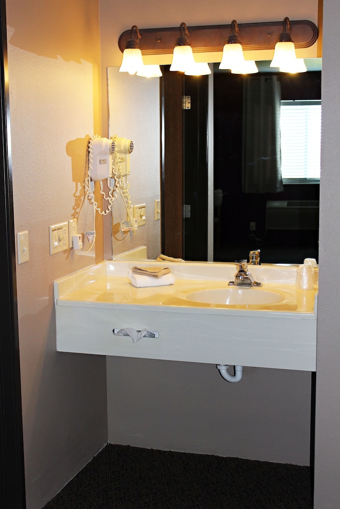 Capri Inn and Suites of Beatrice 10/31