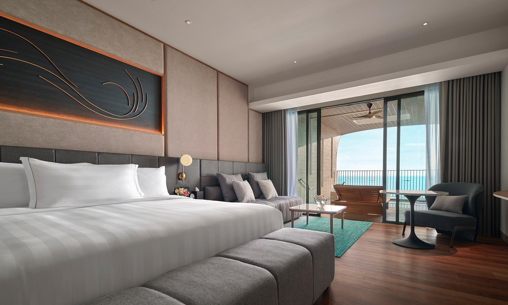 Premier, King Bed, Pool Access