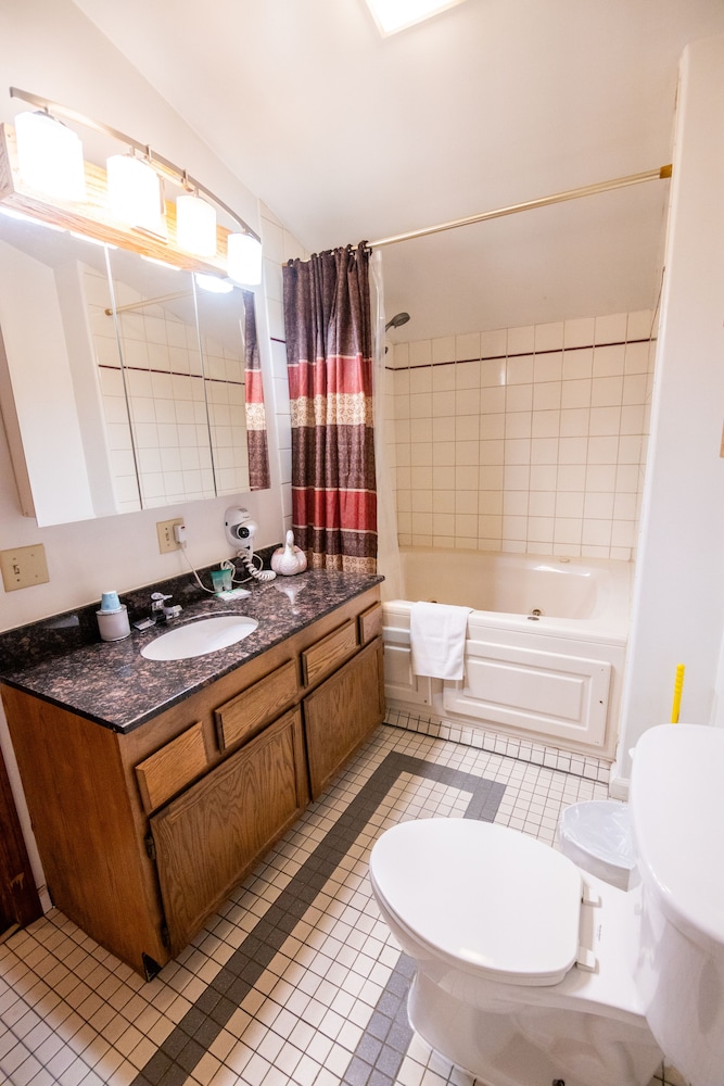 7 Gables Inn Suites 48/50