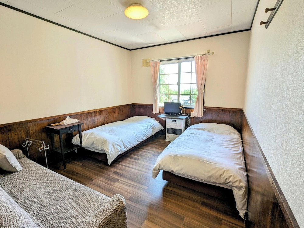 ROOM, TWIN BEDS, SHARED BATHROOM