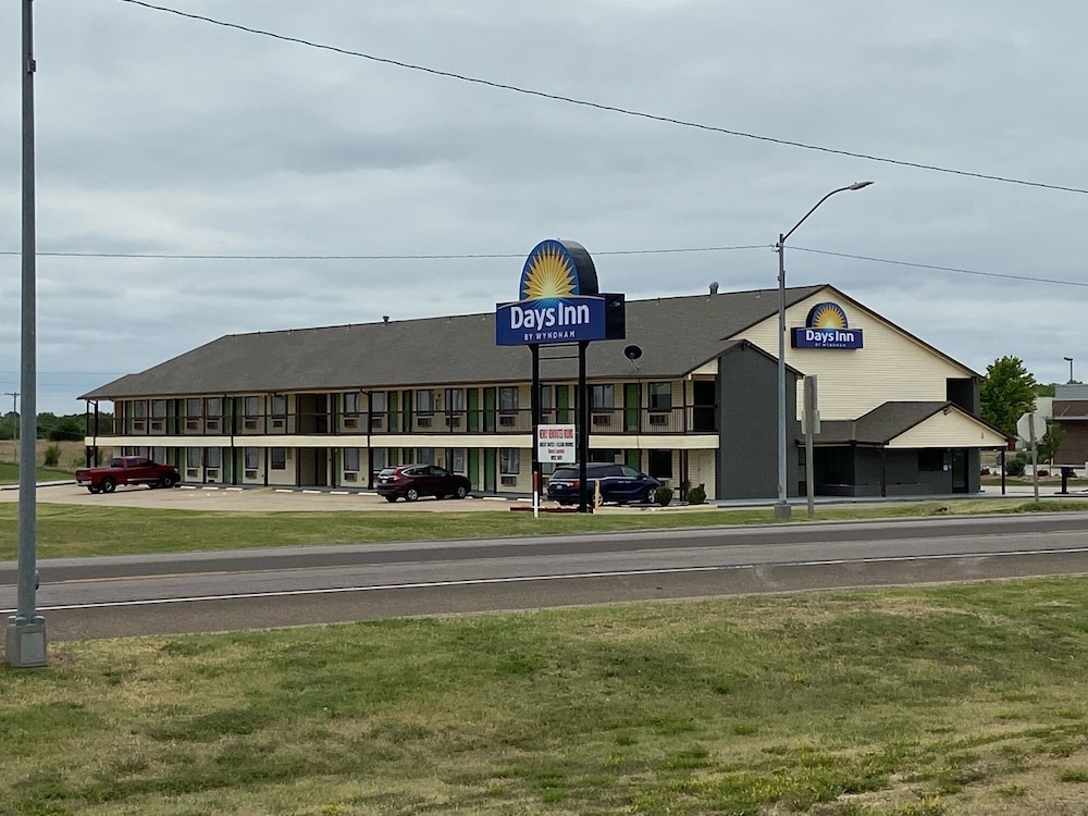 Days Inn by Wyndham Pratt 5/54