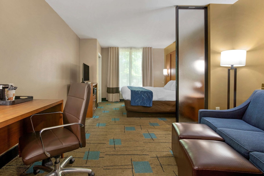 Comfort Suites Near McAs Beaufort 23/28