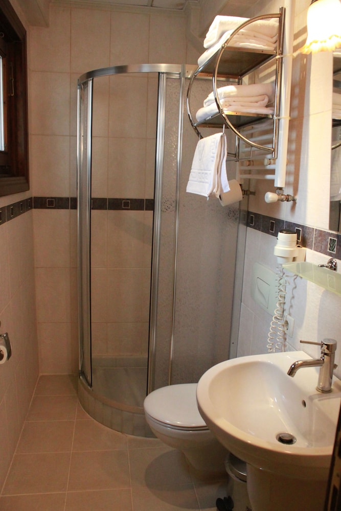 غرفة قياسية بإطلالة على المدينة مفردة بسريرين منفصلين، HOTEL SULTAN HILL 3/3