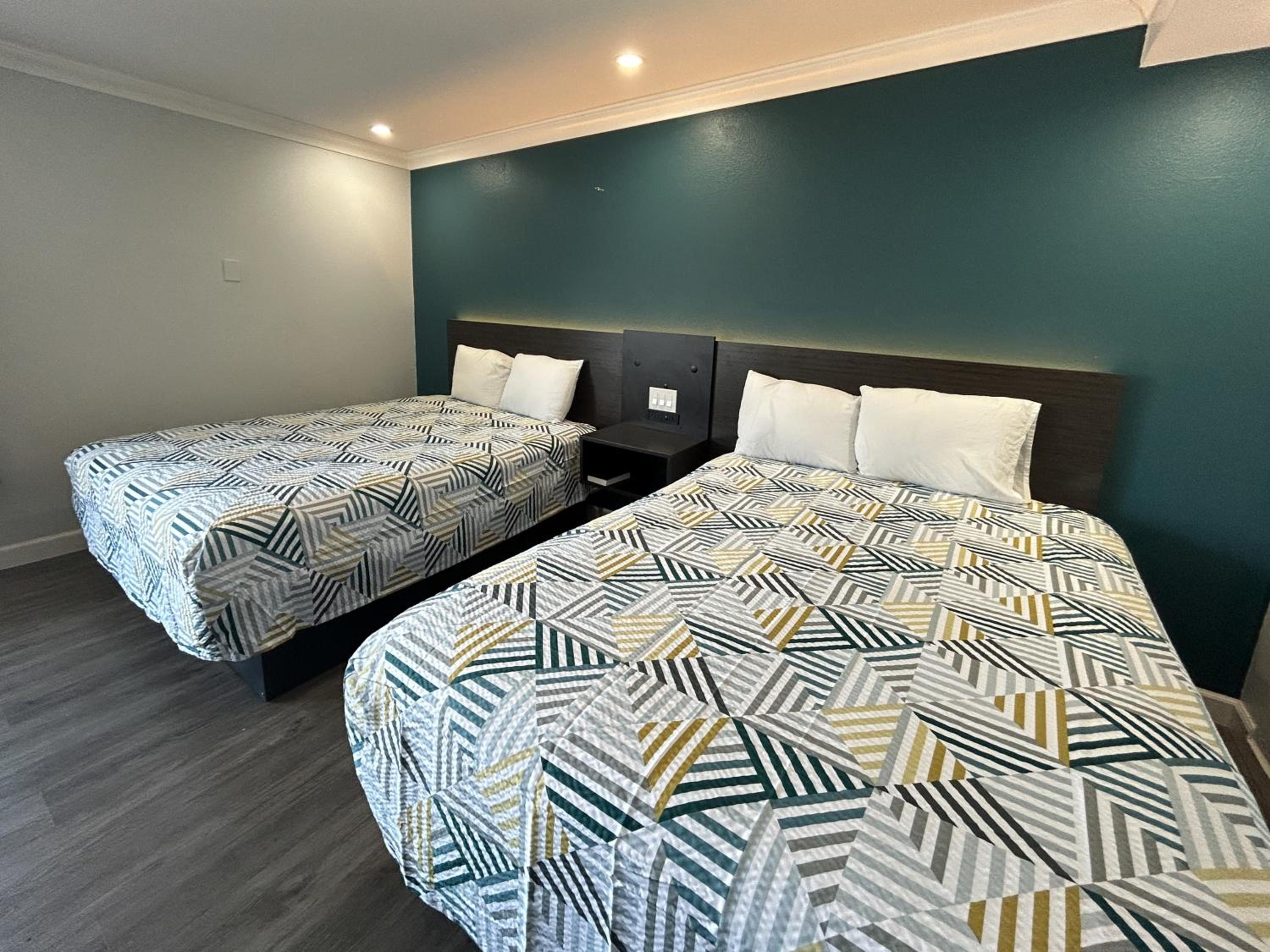 2 Queen Beds - Mobil Access Tub Nsmk Micfridg