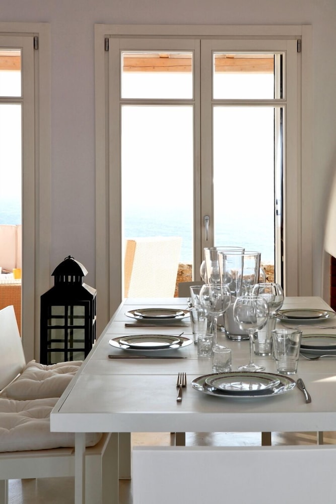 Elia White Residence 25/48