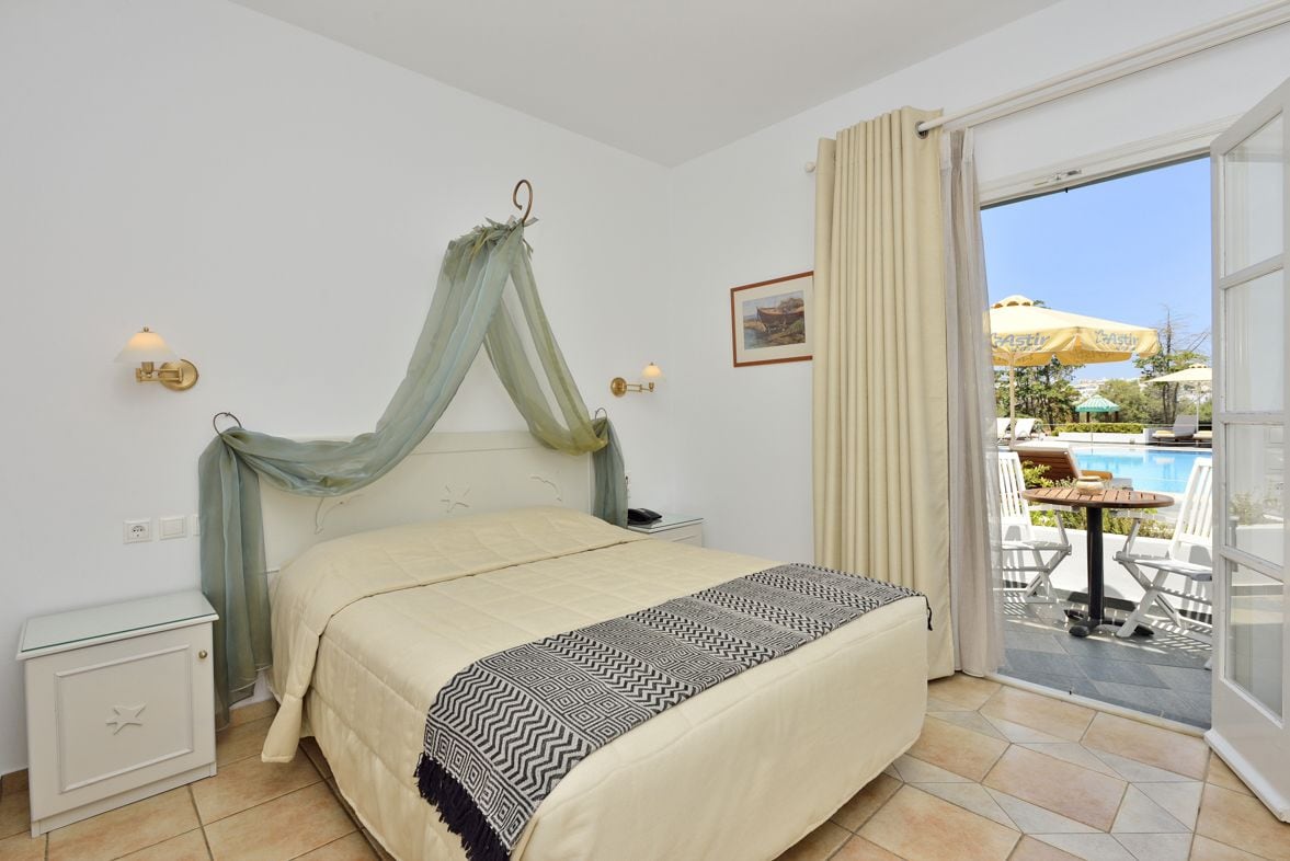 1 BEDROOM, SUITE, DOUBLE AND TWIN BEDS, BATHTUB