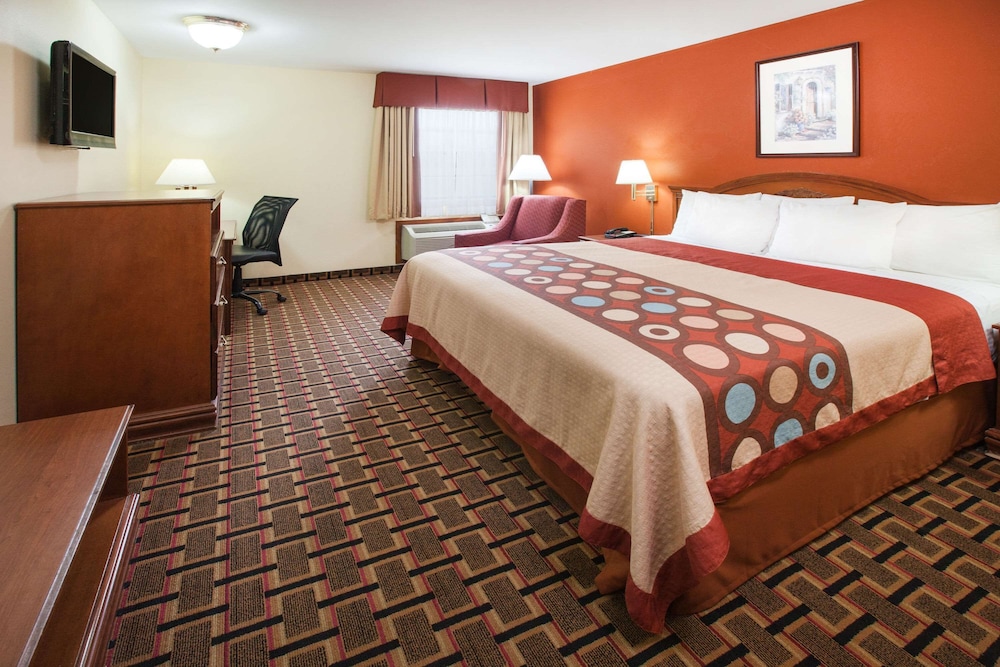 Super 8 by Wyndham White Hall 6/23
