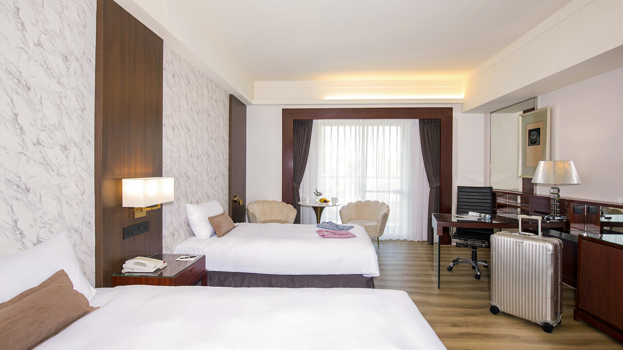 CLUB, TWIN BEDS