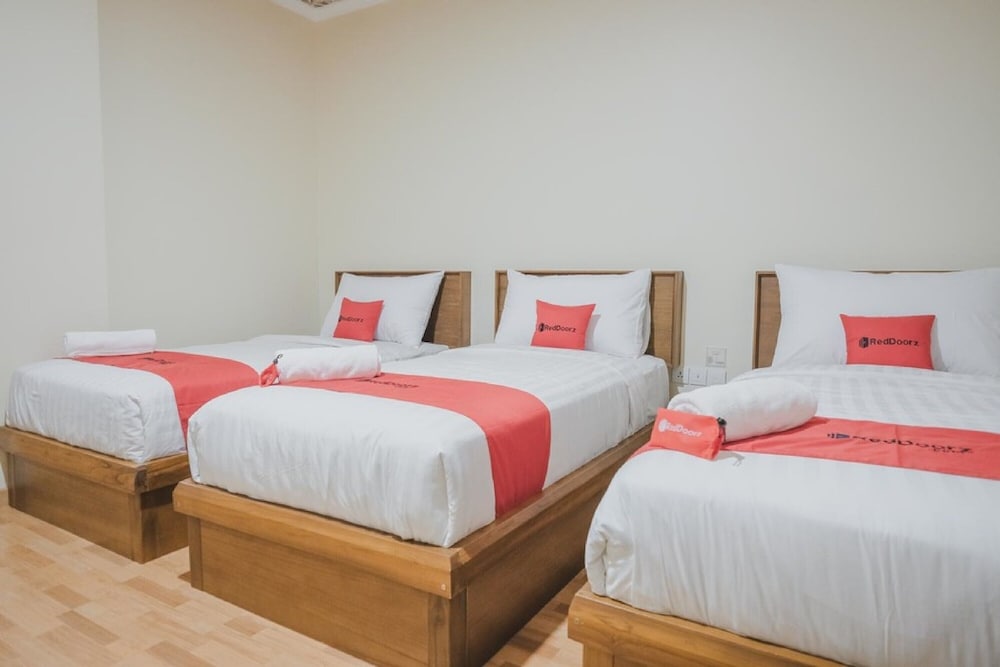 RedDoorz Plus near Soekarno Hatta Airport 2 12/30