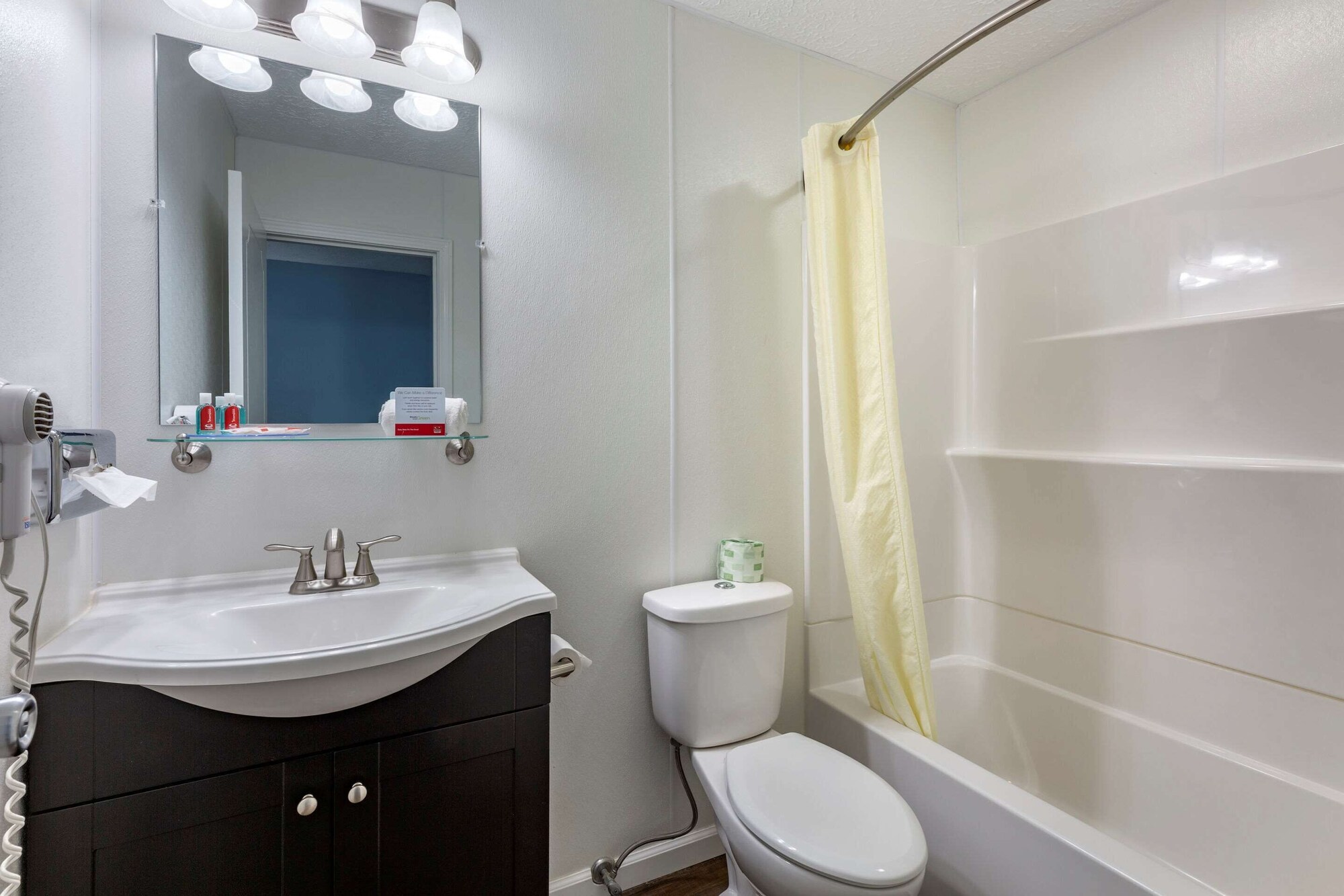 جناح بسريرين مزدوجين بغرفة نوم واحدة مع أريكة، Econo Lodge Inn & Suites South 2/3