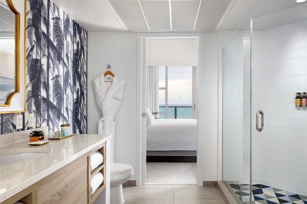 1 Bedroom, Premium, Suite, King Bed, Ocean Front, Sofa، Cadillac Hotel & Beach Club, Autograph Collection 4/4