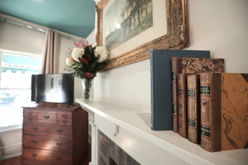 Foley House Inn 11/75