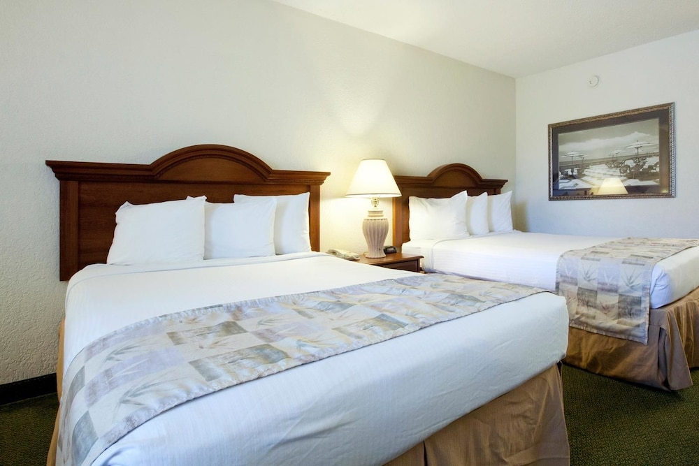 Baymont By Wyndham Sarasota 12/40
