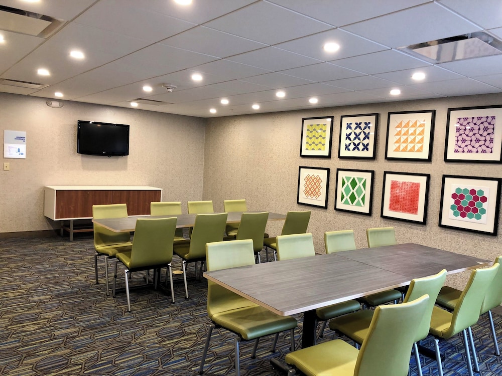 Holiday Inn Express & Suites Great Barrington Lenox Area 30/40