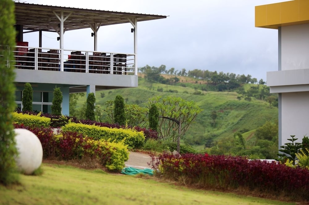 Breeze Hill Hotel 46/50