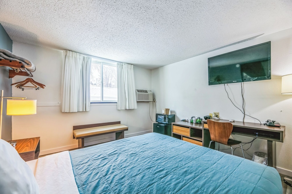 Hotel 8 Fergus Falls 14/49