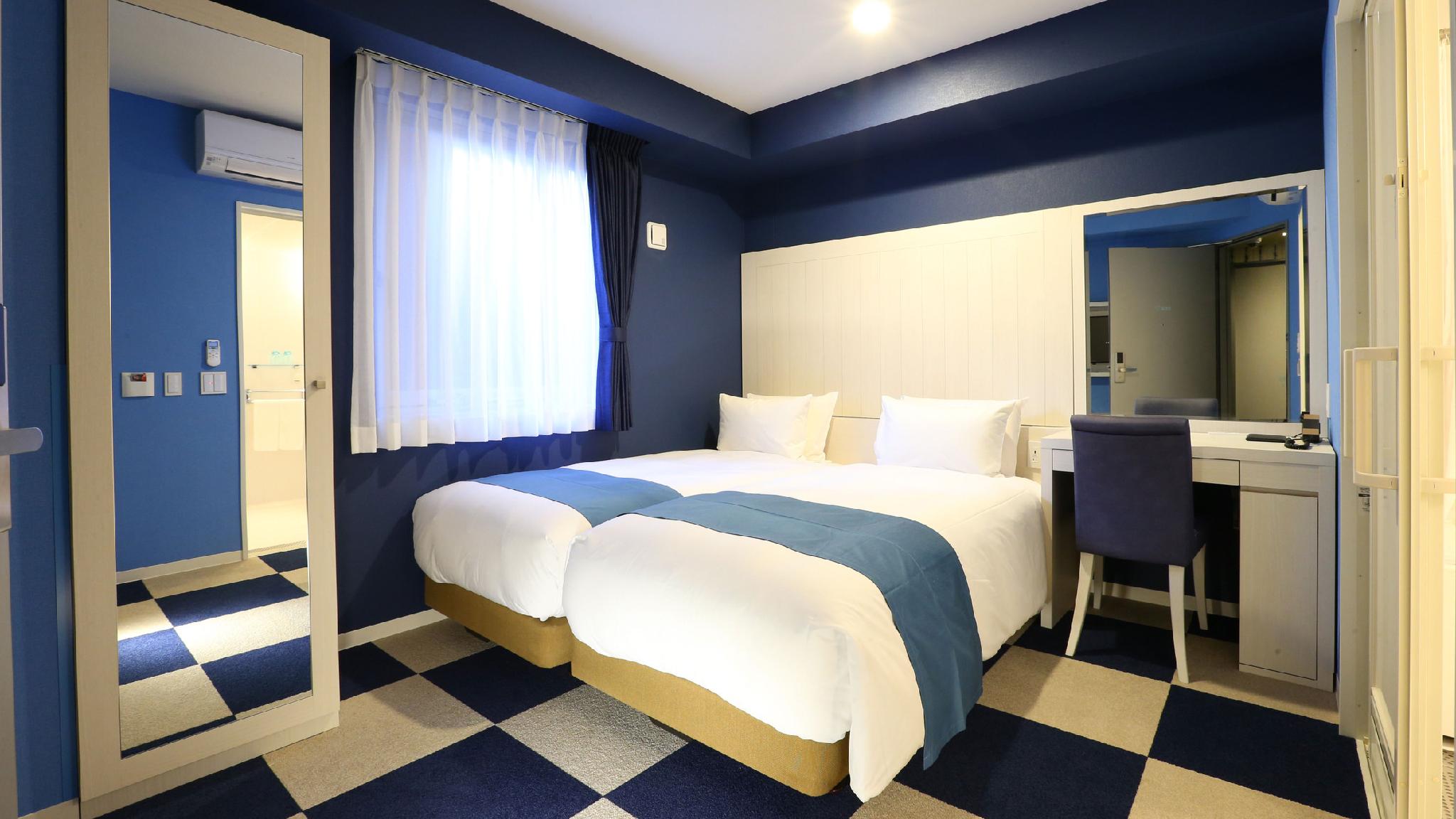 Universal, Twin Beds