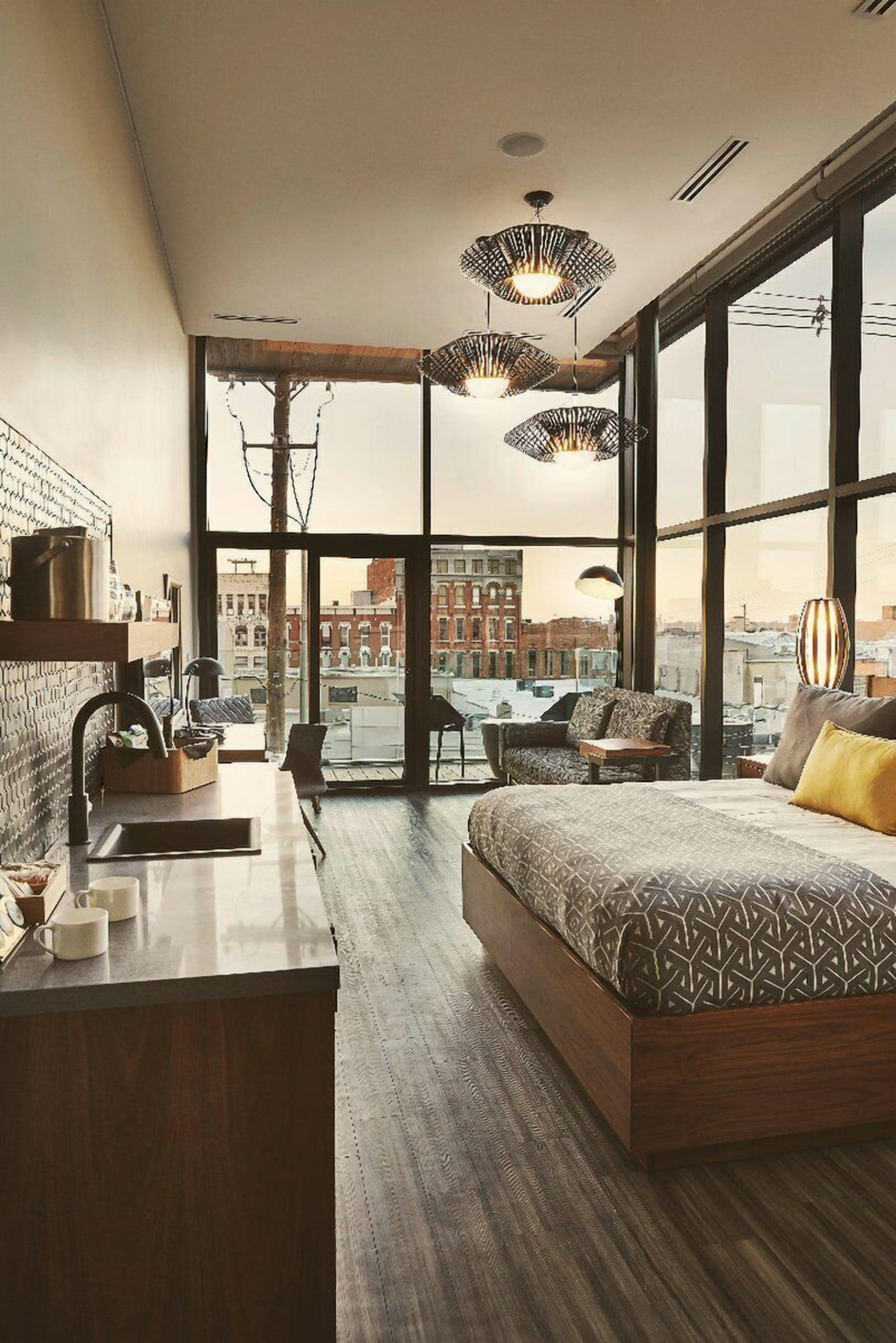 ROOM, KING BED, BALCONY