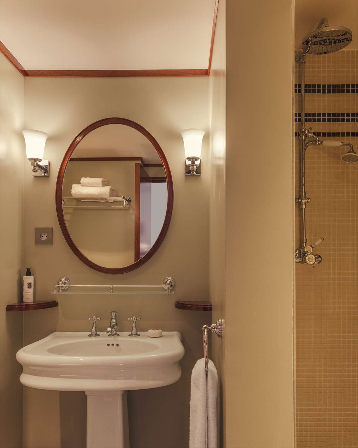 غرفة متصلة، Hotel des Grands Voyageurs 3/3